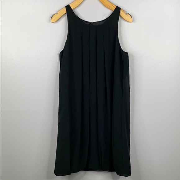 White House Black Market Dresses & Skirts - White House Black Market black sleeveless swing style pleat dress Size 2